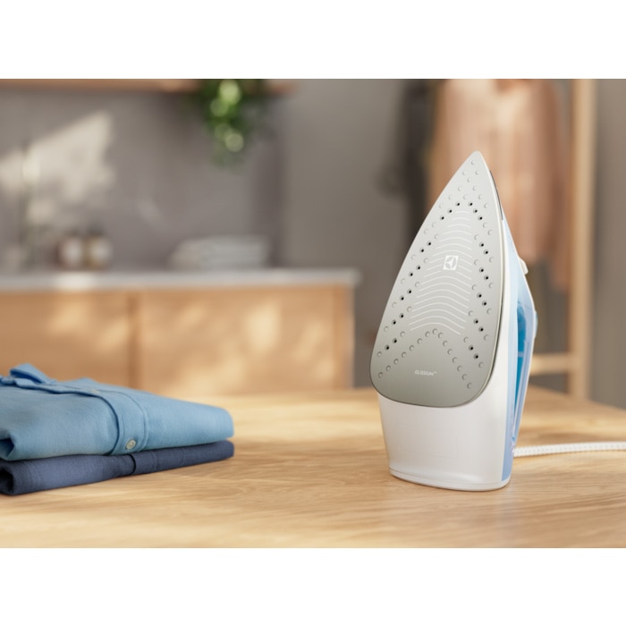 Fier de calcat Electrolux E5SI2-4CB, Care 500, 2300W, talpa ceramica GLISSIUM™ 80, abur continuu 26g/min, jet abur 100g, sistem anti-picurare, albastru