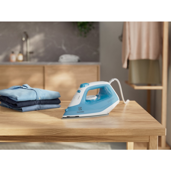 Fier de calcat Electrolux E5SI2-4CB, Care 500, 2300W, talpa ceramica GLISSIUM™ 80, abur continuu 26g/min, jet abur 100g, sistem anti-picurare, albastru