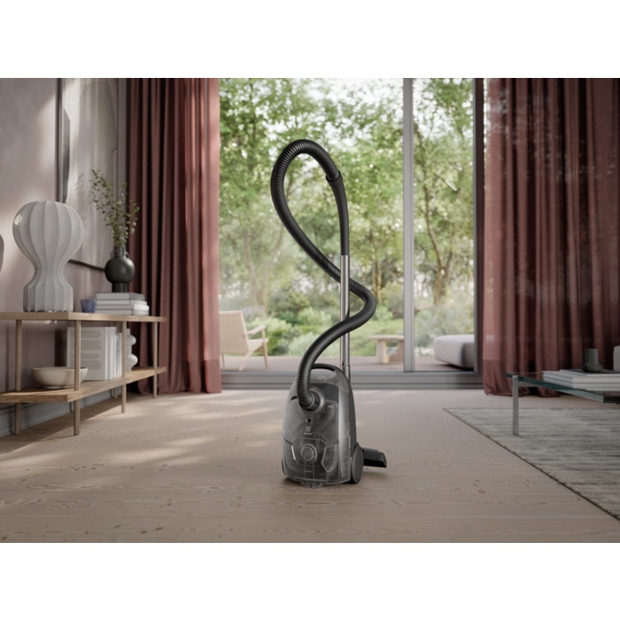 Aspirator cu sac Electrolux Seria 300 EB31C1DB, 750W, 31% plastic reciclat, filtru HEPA lavabil, tub telescopic, rază de actiune 7,5 m, accesorii 2in1 in bord, albastru denim
