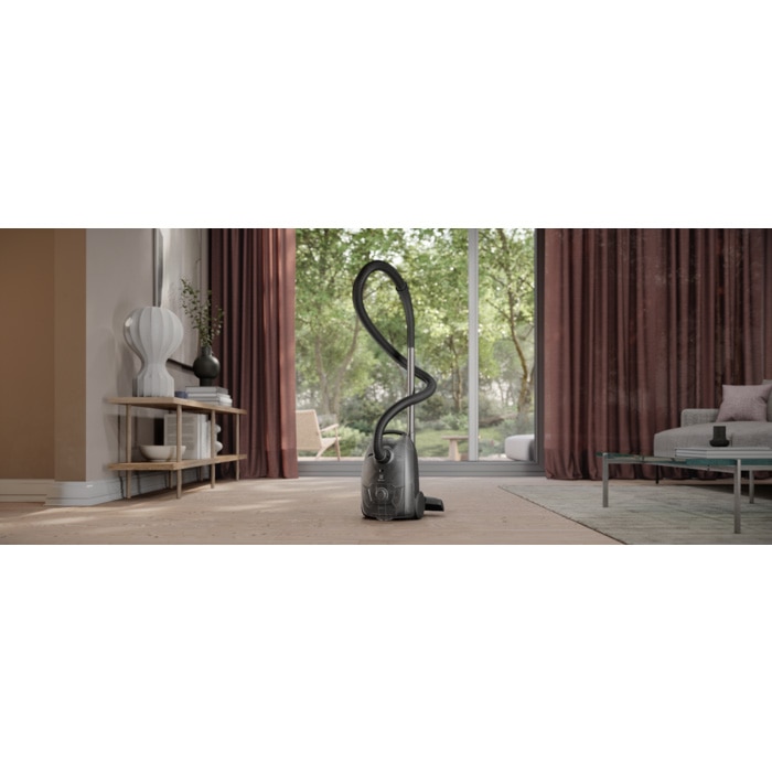 Aspirator cu sac Electrolux Seria 300 EB31C1DB, 750W, 31% plastic reciclat, filtru HEPA lavabil, tub telescopic, rază de actiune 7,5 m, accesorii 2in1 in bord, albastru denim