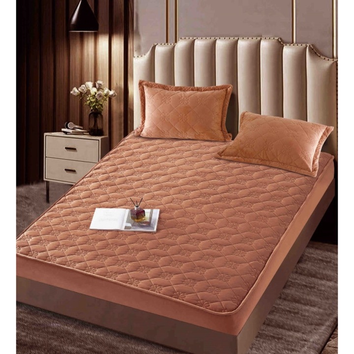 Husa de pat si 2 fete de perna, Jojo Home, Catifea, Model Floral, Topper Matlasat, 140x200cm, Maro