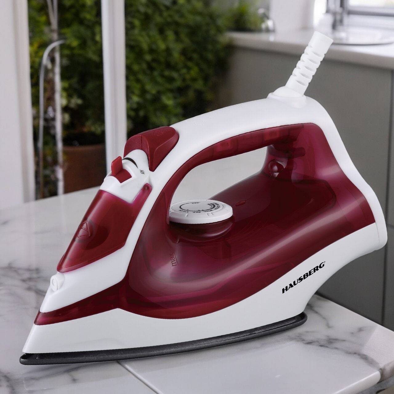 Fier de calcat Hausberg HB-7850RS, 1300W, talpa invelis ceramic, abur vertical, calcare uscata, autocuratare, pulverizare, rezervor 130ml, Rosu