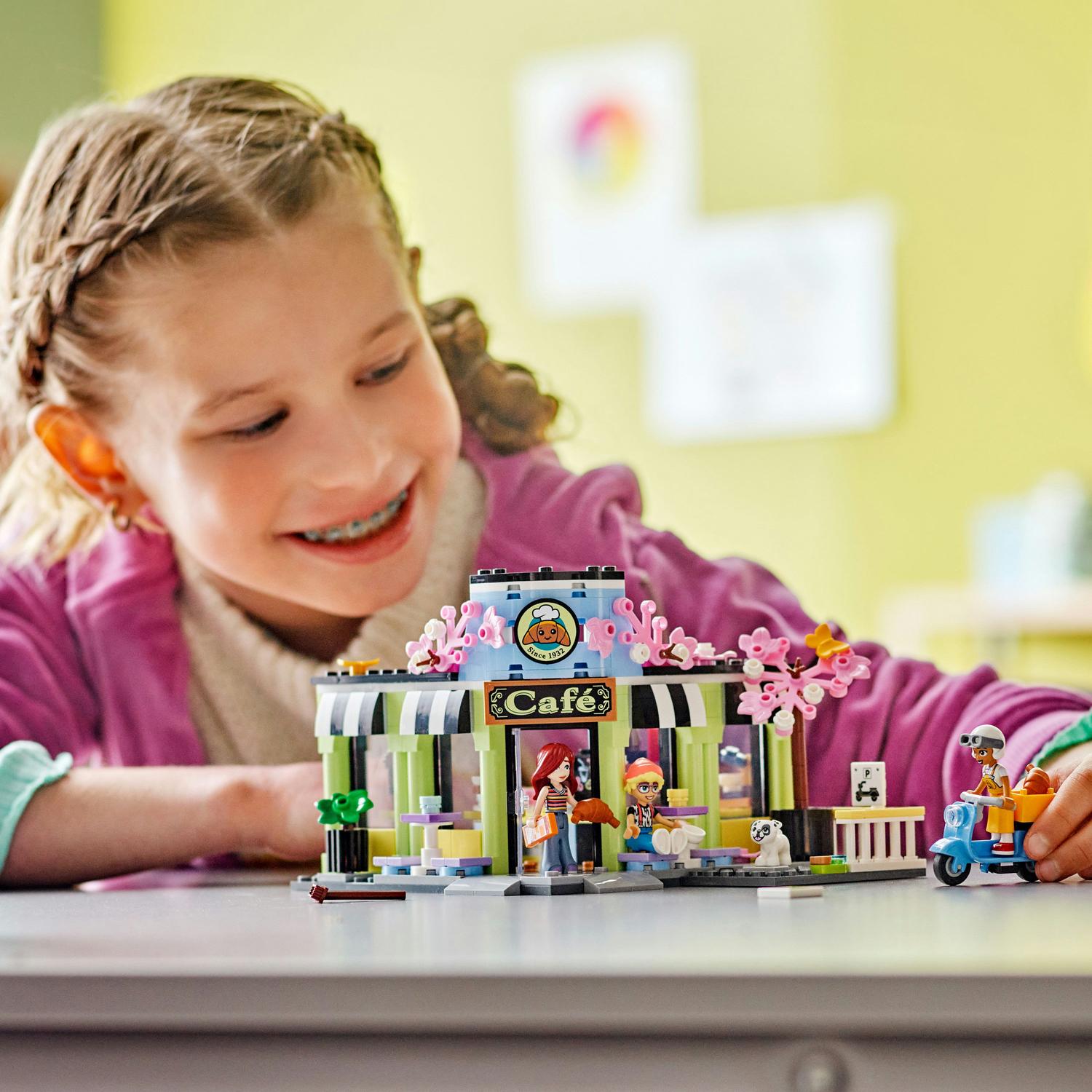 LEGO® Friends - Cafenea din orasul Heartlake 42618, 426 piese