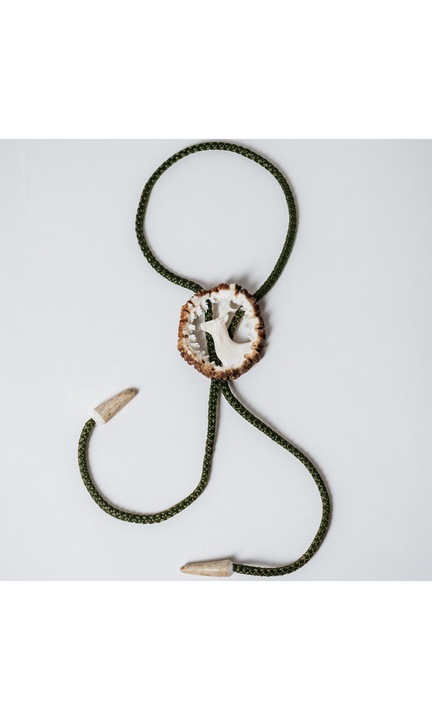 Cravata americana bolo sculptata in corn de cerb carpatin motiv caprior, alba