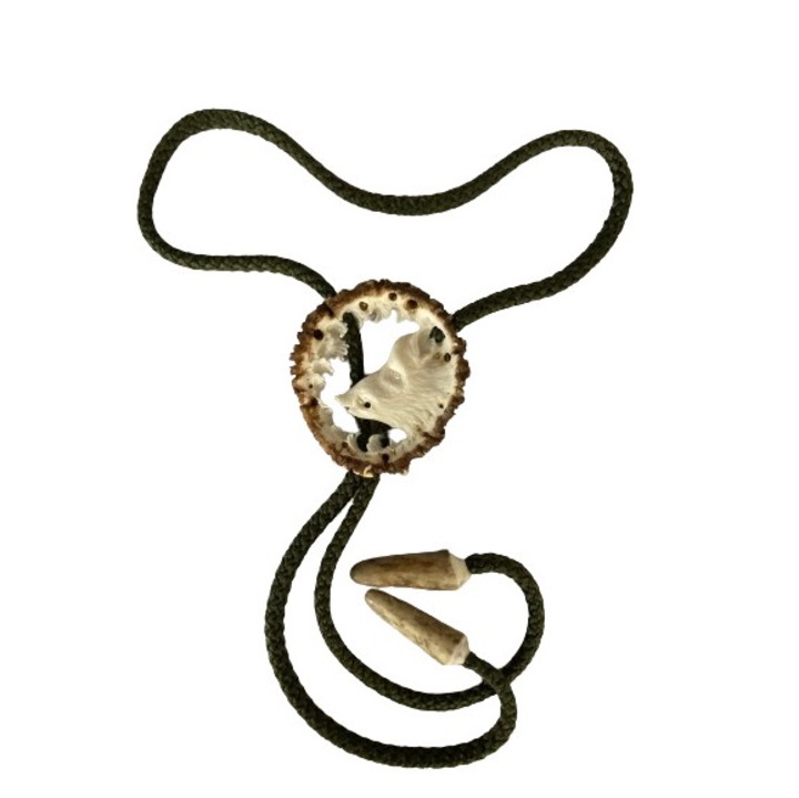 Cravata vanator sculptata in corn de cerb carpatin motiv cap mistret, alba