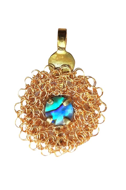 Pandantiv unicat crosetat manual cu Piatra Paua, fir metalic gilt, Auriu, 4 cm