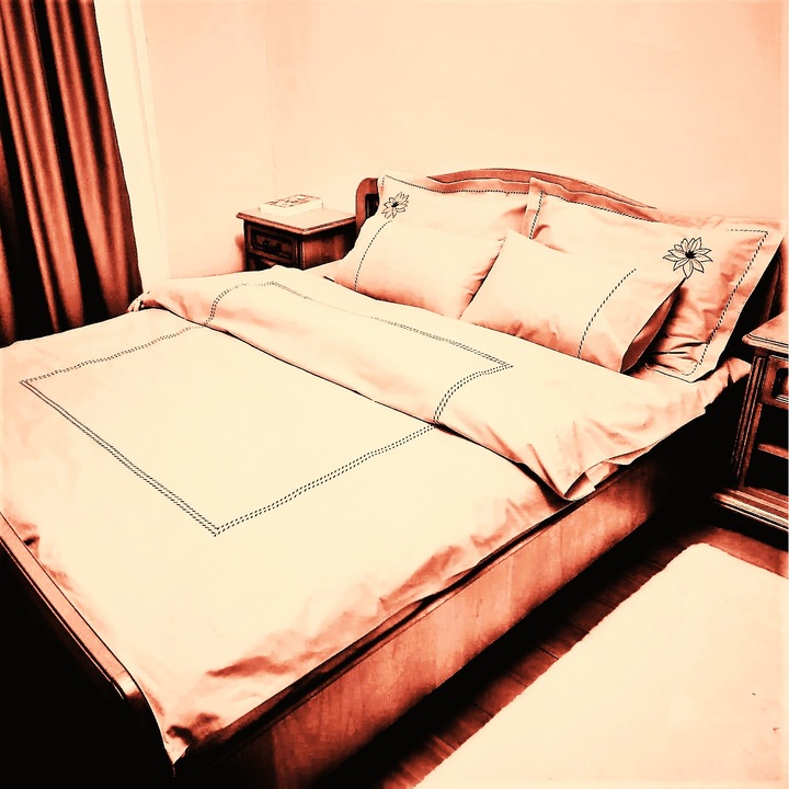 Бродиран комплект спално бельо 320 х 320 см, Casa Bucuriei, модел Simple Lines, 6 части, сьомга, 100% памук, плик за завивка размер 250/270 см