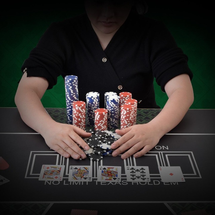 Покер комплект Vevor 300 чипа 11,5 гр., 2 тестета карти, 5 зара, алуминиева кутия
