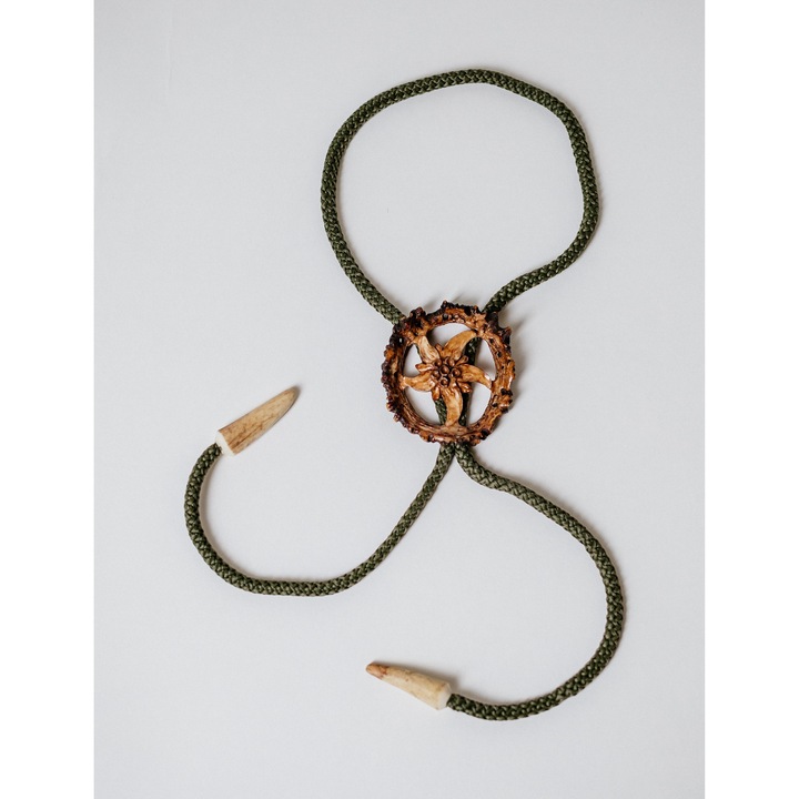 Cravata americana bolo sculptata in corn de cerb carpatin motiv floare de colt, maro