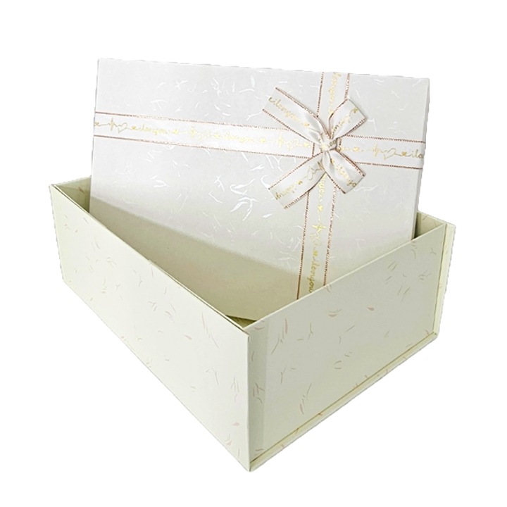 Подаръчна кутия, бяло/кремаво, с фина щампа - 33 х 24,5 х 12