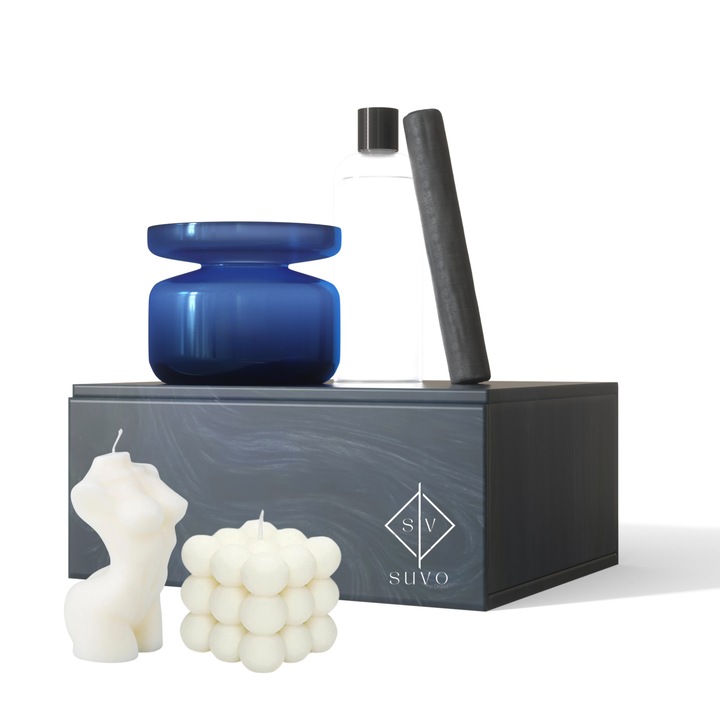 Difuzor parfum de camera Suvo™️, Aroma Saffron Rose, Ulei Odorizant 100ml, Sticluta Albastra, Bat de Rattan, Cutie Cadou si Lumanare Artizanala incluse