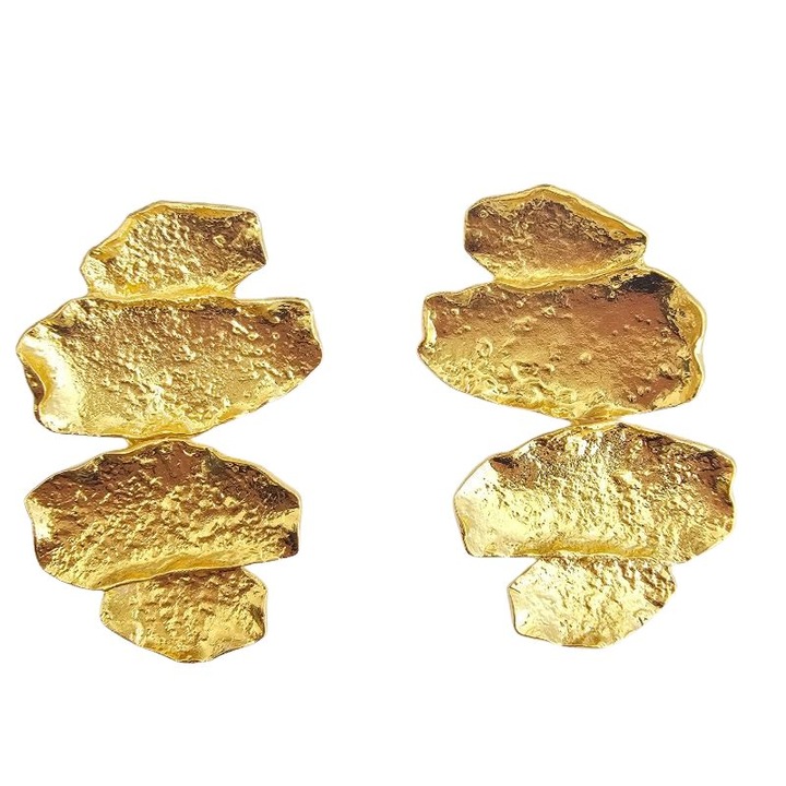 Cercei asimetrici aurii, 6.4 cmx3.6 cm, metal, cercei mari, cercei urban