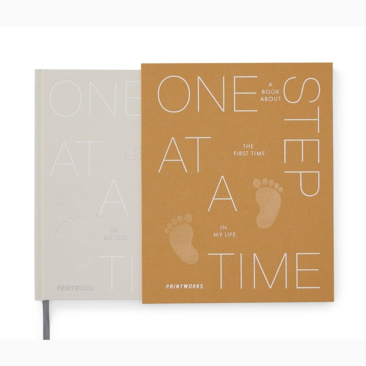 Jurnal Printworks, One step at a time, fill-in book, 68 pagini, 23.6 x 18.8 cm, pentru bebelusi, coperta eleganta tip carte, material lemn si textil, crem