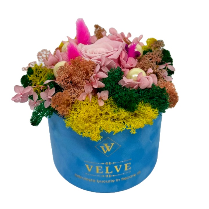 Aranjament floral Crio, licheni naturali stabilizati, hortensii criogenate, perle artizanale, lagurus, trandafir criogenat roz, in cutie catifea albastra rotunda, Velve