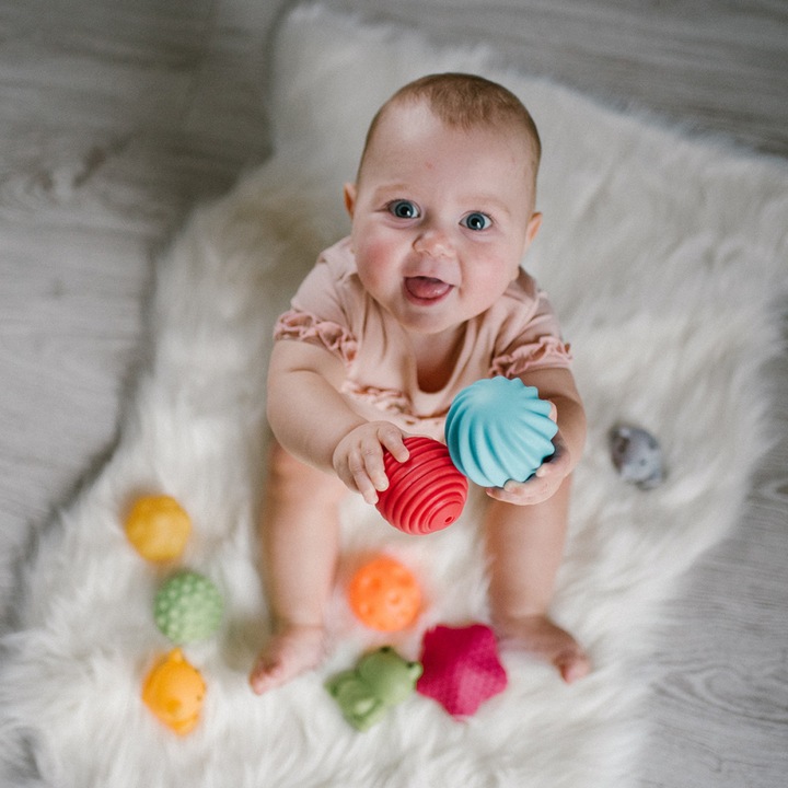 Комплект от 4 разноцветни сензорни топки Babyono