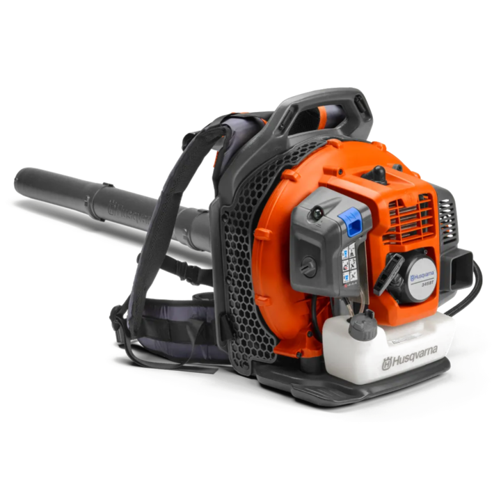 Suflanta pentru frunze pe benzina Husqvarna 345 BT, putere 2.14 CP, 1.6 KW, 51 CC, motor 2 timpi, viteza aer 120.7 m/s, forta refulare 22 N, debit aer in tub 12.8 mc/min, contine ham tip rucsac