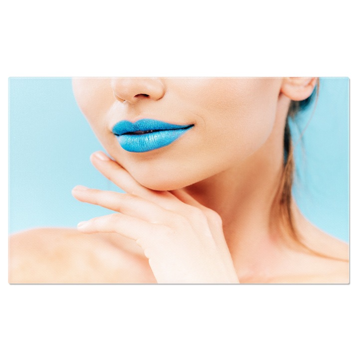 Tablou Canvas Eleganta si Senzualitate Femeia Frumoasa Dezbracata Cu Buzele albastre, O Interpretare Vibranta a Frumusetii si Stilului 40x25CM