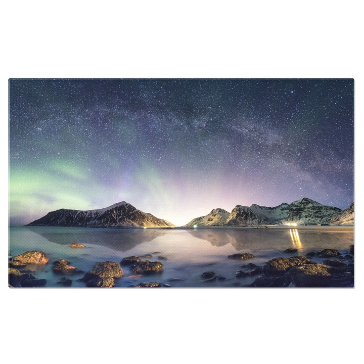 Tablou Canvas Panorama a aurorei boreale cu Calea Lactee O priveliste spectaculoasa a cerului deasupra arcticului, imbinand frumusetea aurorei boreale cu splendoarea Caii Lactee. 40x25CM