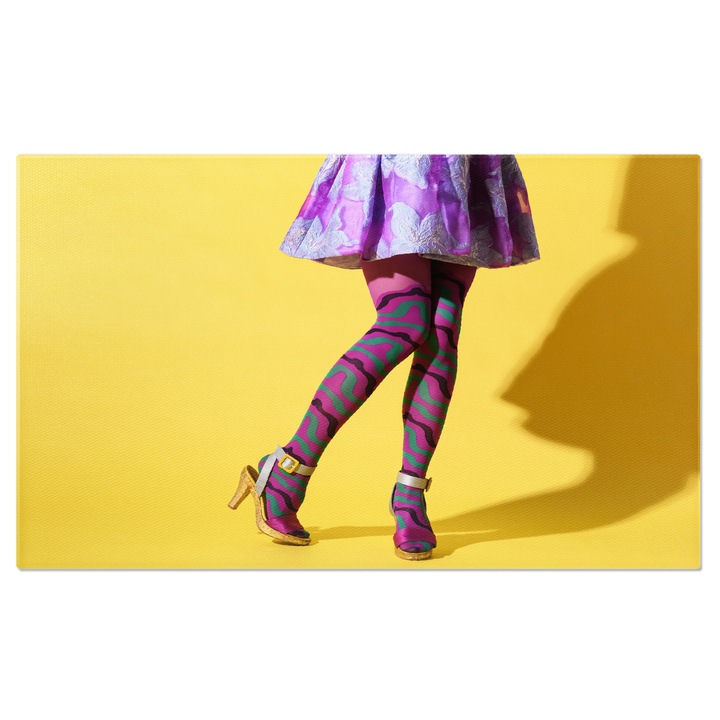 Картина на платно Стилната жена в цветен чорапогащник, изразяваща уникален стил и изпълнена с индивидуалност в света на съвременната мода Елегантност и финес във вселена от живи цветове 70x50CM