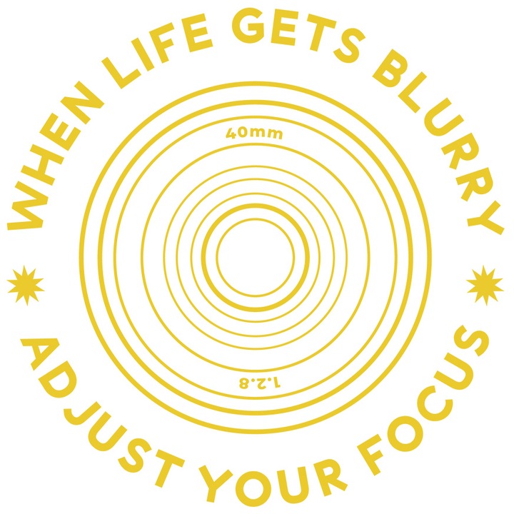 Sticker Motivational Pentru Pasionatii De Fotografie in Engleza When Life Gets Blurry Adjust Your Focus cu Margini Albe, PVC Vinyl 15 cm