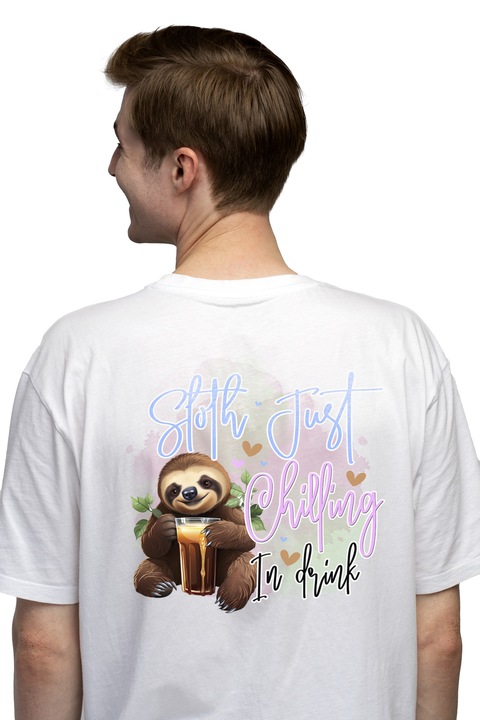 Tricou Barbati cu animalul sloth/lenes cu un pahar cu bautura cu mesajul "Sloth just chilling in drink", calm, alcool, lene, animal, ilustratie cu Maner Alb cu imprimeu pe Spate, 100% Bumbac, Alb, XL