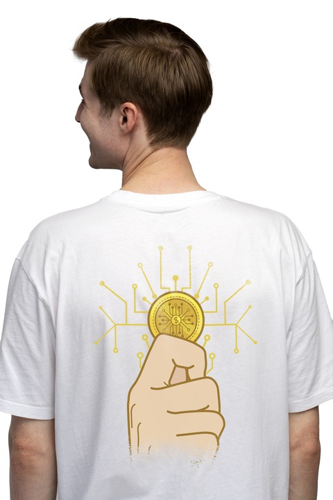 Мъжка тениска с ръка, държаща биткойн крипто валута, Чисто бяло