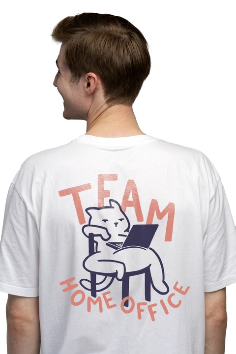 Мъжка тениска с текст на английски Team Home Office, котка на стол, стояща с очи в лаптоп, работа от вкъщи, котки и котки, Чисто бяло