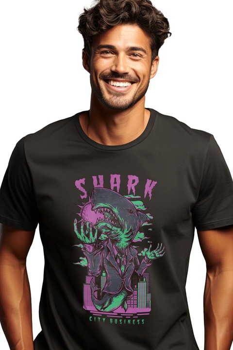 Мъжка тениска с акула в елегантен костюм в нощния град, Shark английски текст, шрифт на ужасите, любители на странно изкуство, Черен