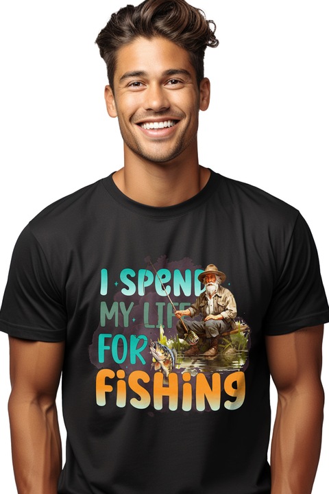 Tricou Barbati cu pescar batran la pescuit cu mesajul "I spend my life for fishing", imi petrec viata pescuind, ilustratie, prinde peste, apa, lac cu Maner Alb cu imprimeu pe Fata, 100% Bumbac, Negru, S