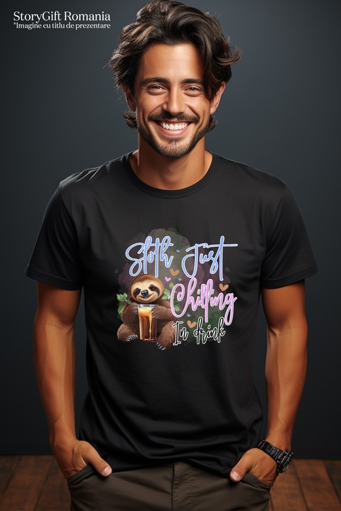 Мъжка тениска с животно ленивец/ленивец с чаша напитка с послание „Ленивецът просто се охлажда в напитка“, спокоен, алкохол, мързелив, животно, илюстрация с бяла дръжка с щампа върху лицето, 100% памук, черно, С