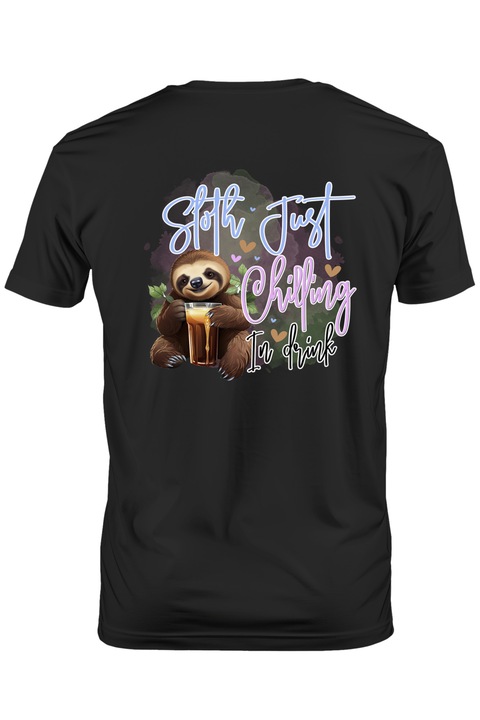 Мъжка тениска с животното ленивец с чаша напитка с послание „Sloth just chilling in drink“, спокойствие, алкохол, мързел, животно, илюстрация, Тъмно черно