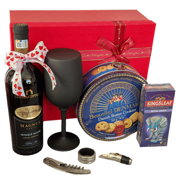 Pachet cadou De Drag cu vin Cervus Magnus Monte, set accesorii vin, fursecuri daneze, premium Black Tea Kingleaf, cutie decorativa