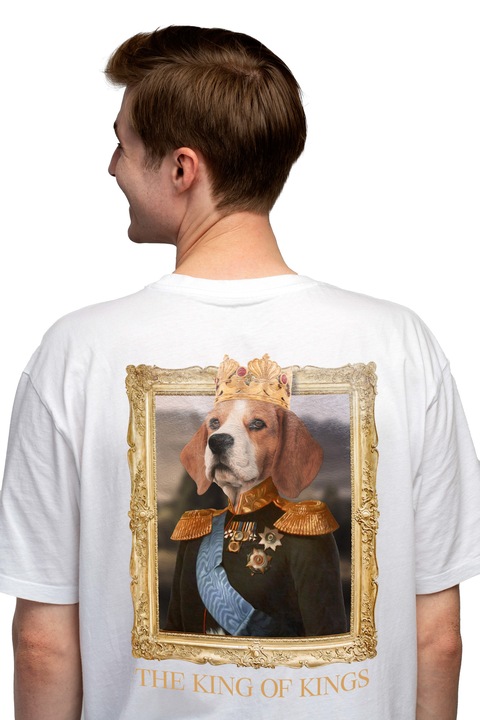 Мъжка тениска с рисунка King Dog в костюм с медали и златна корона, златна рамка за картина, английски текст The King of Kings, Чисто бяло