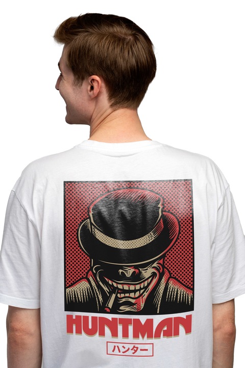 Мъжка тениска с портрет на горила с шапка и наведена глава, пура, текст на английски Huntman, съобщение на китайски, Movie Lovers St, Чисто бяло