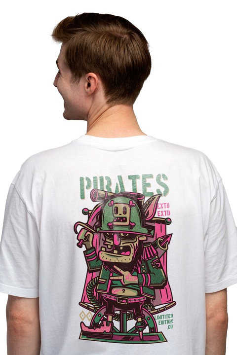 Мъжка тениска с пират С нож, символично облекло, шапка с череп, без крак, текст НА английски Pirates, Чисто бяло