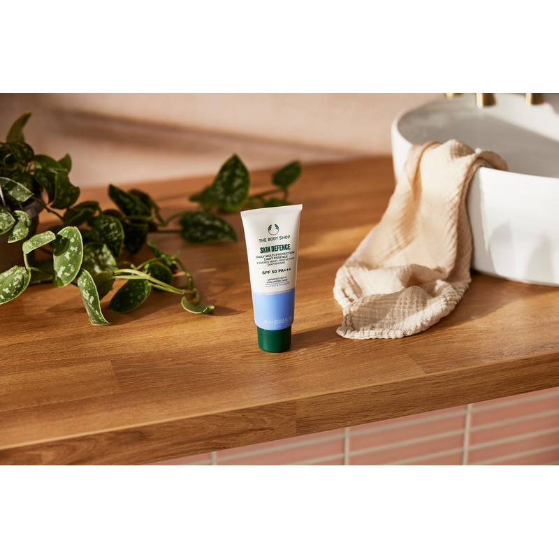 Crema pentru fata cu protectie FPS 50 PA+++ Skin Defence, The Body Shop