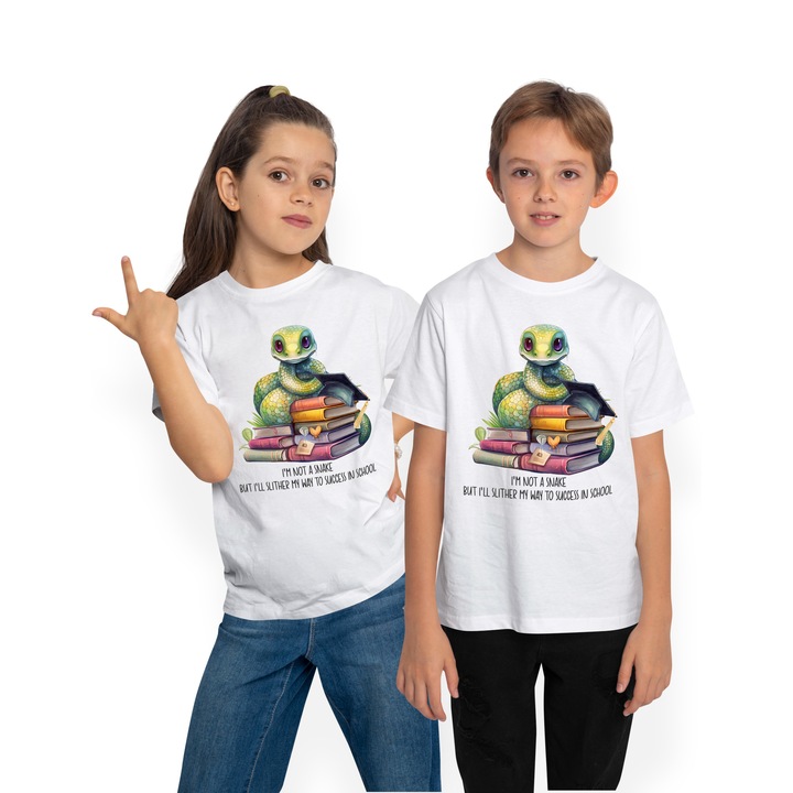 Детска тениска със зелена змия, седнала върху няколко книги, илюстрация, абитуриентска шапка, проправяща си път към успеха в училище, Бял