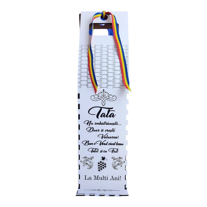 Cutie pentru sticla de vin, personalizata cu mesaJ standard pentru tata "Tatal meu nu imbatranete...doar ii creste valoarea!", mdf, model 1, dimensiune 37x10cm, alb