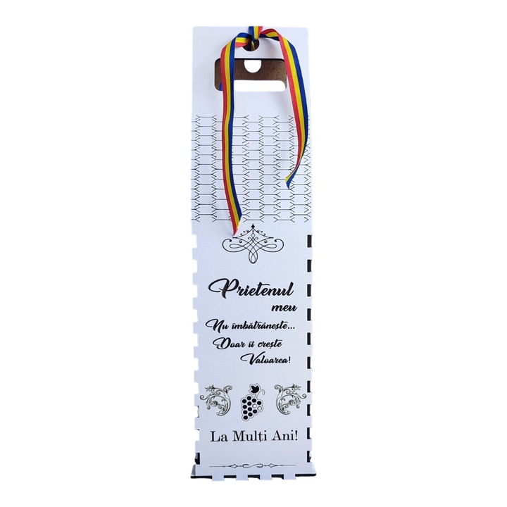 Cutie pentru sticla de vin, personalizata cu mesaJ standard pentru prieten "Prietenul meu nu imbatranete...doar ii creste valoarea!", mdf, model 1, dimensiune 37x10cm, alb