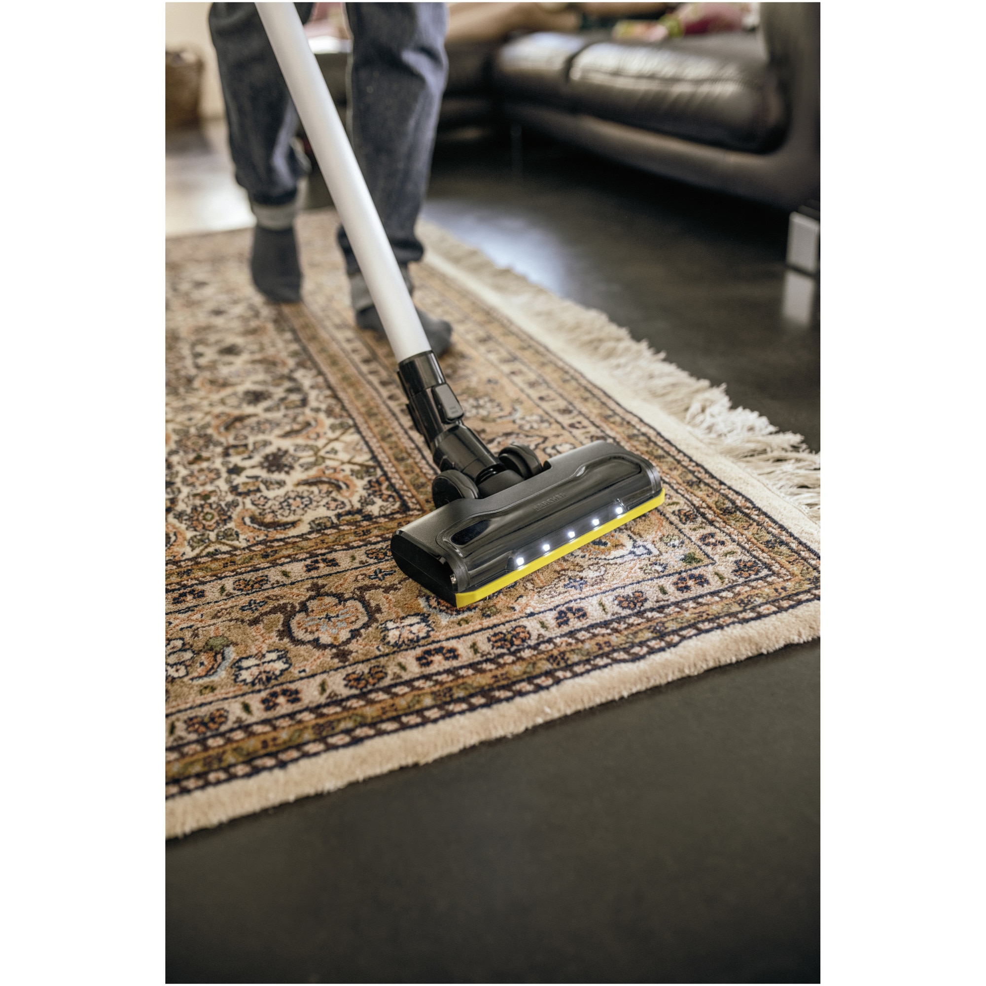 Aspirator vertical Karcher VC 6 Cordless ourFamily Battery Plus, 250 W, 2 acumulatori 25,2 V/2,5 Ah, autonomie max. 50 min, recipient 0,8 l, filtru HEPA 12, duza activa cu LED, suport de perete, 2 trepte de putere, functie Boost, 1.198-677.0, Alb/Negru