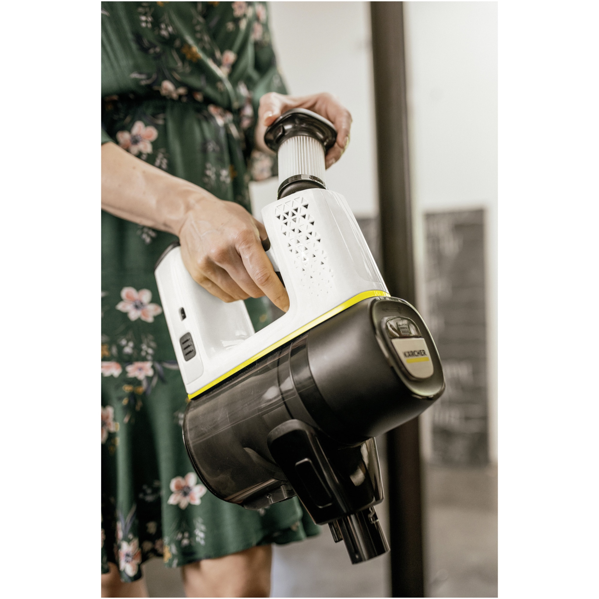 Aspirator vertical Karcher VC 6 Cordless ourFamily Battery Plus, 250 W, 2 acumulatori 25,2 V/2,5 Ah, autonomie max. 50 min, recipient 0,8 l, filtru HEPA 12, duza activa cu LED, suport de perete, 2 trepte de putere, functie Boost, 1.198-677.0, Alb/Negru