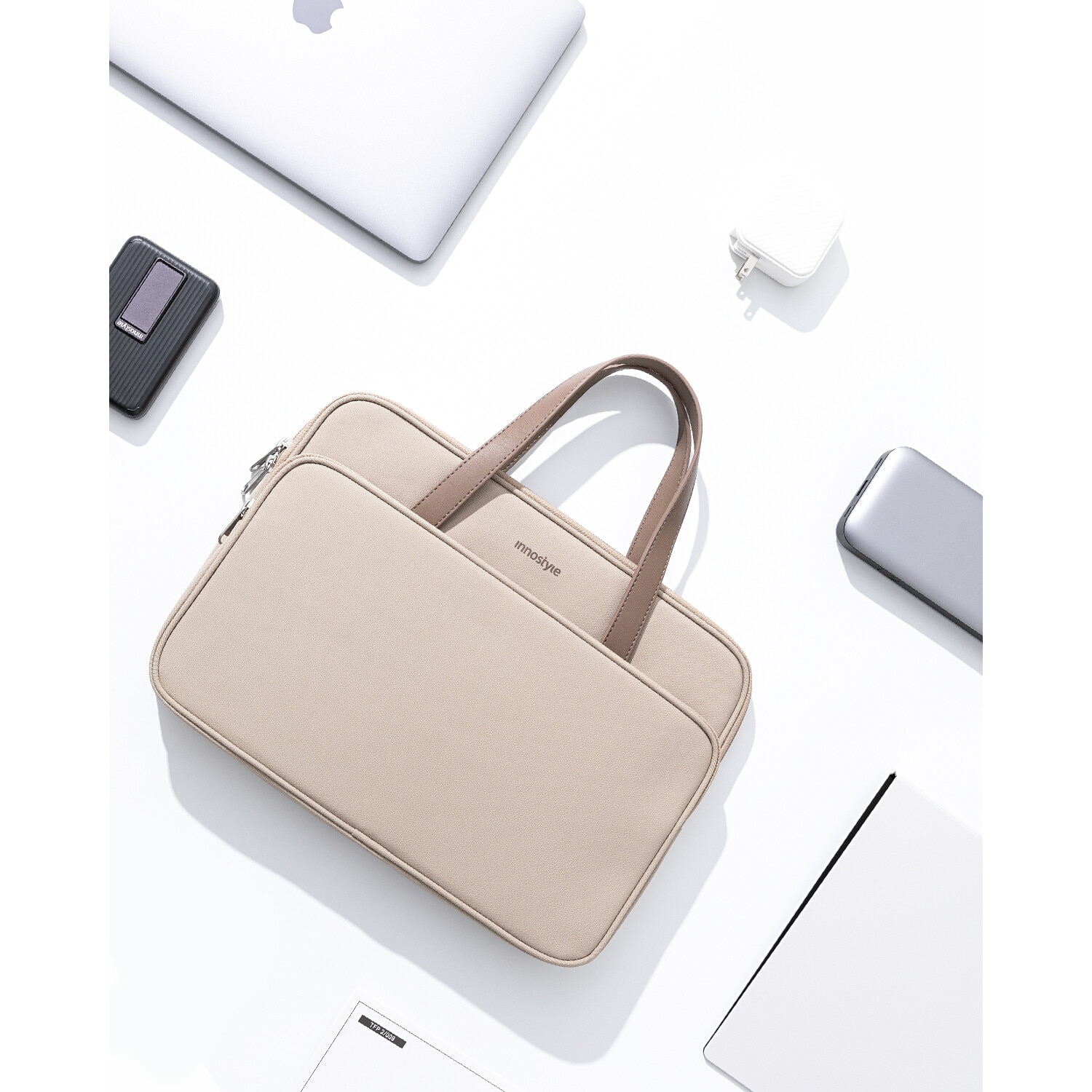 Geanta laptop Innostyle® OmniProtect Pro, pana la 14", impermeabila, ultralight (380g), colturi ranforsate, buzunar extern magnetic, material PU rezistent la abraziune, fermoare YKK, bej