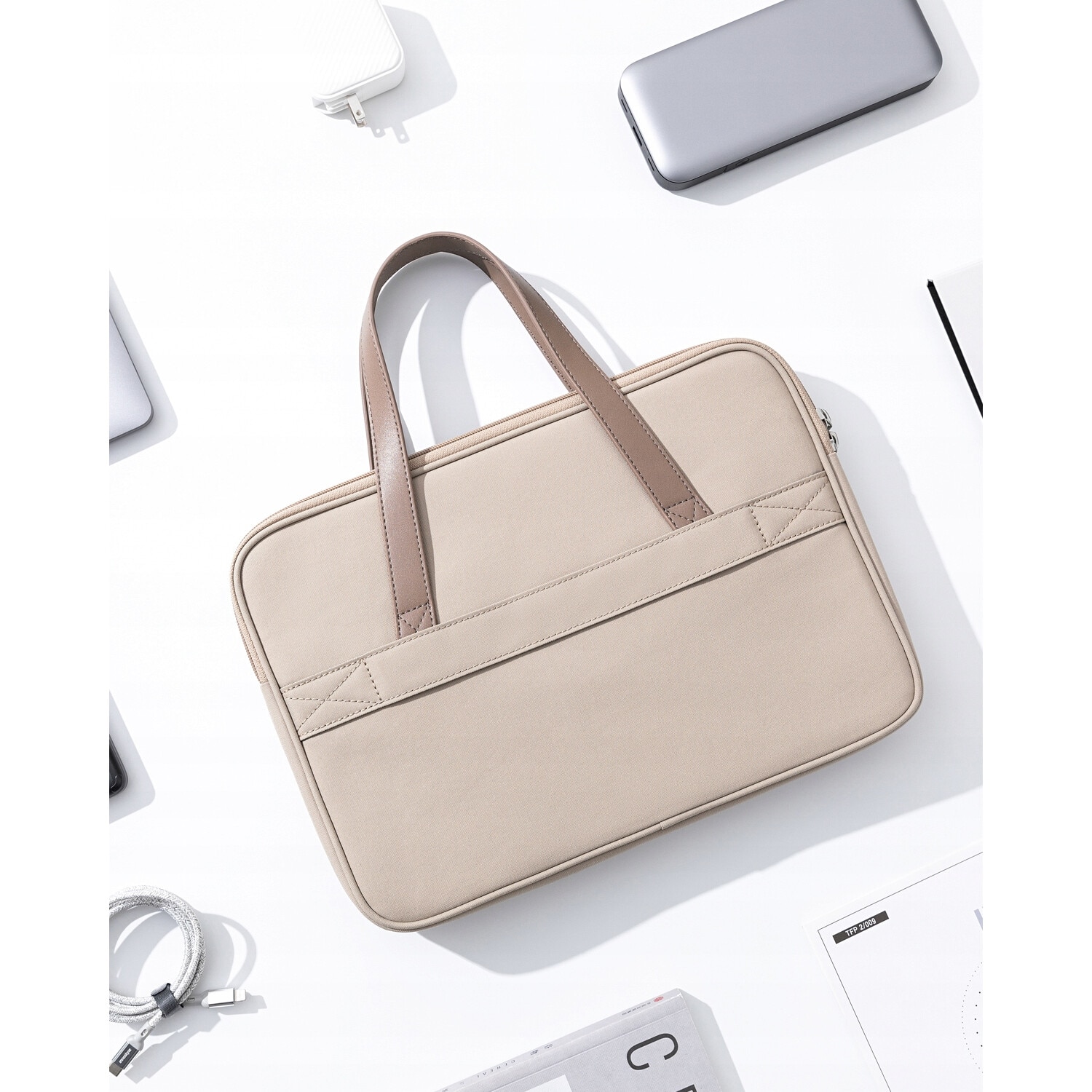 Geanta laptop Innostyle® OmniProtect Pro, pana la 14", impermeabila, ultralight (380g), colturi ranforsate, buzunar extern magnetic, material PU rezistent la abraziune, fermoare YKK, bej