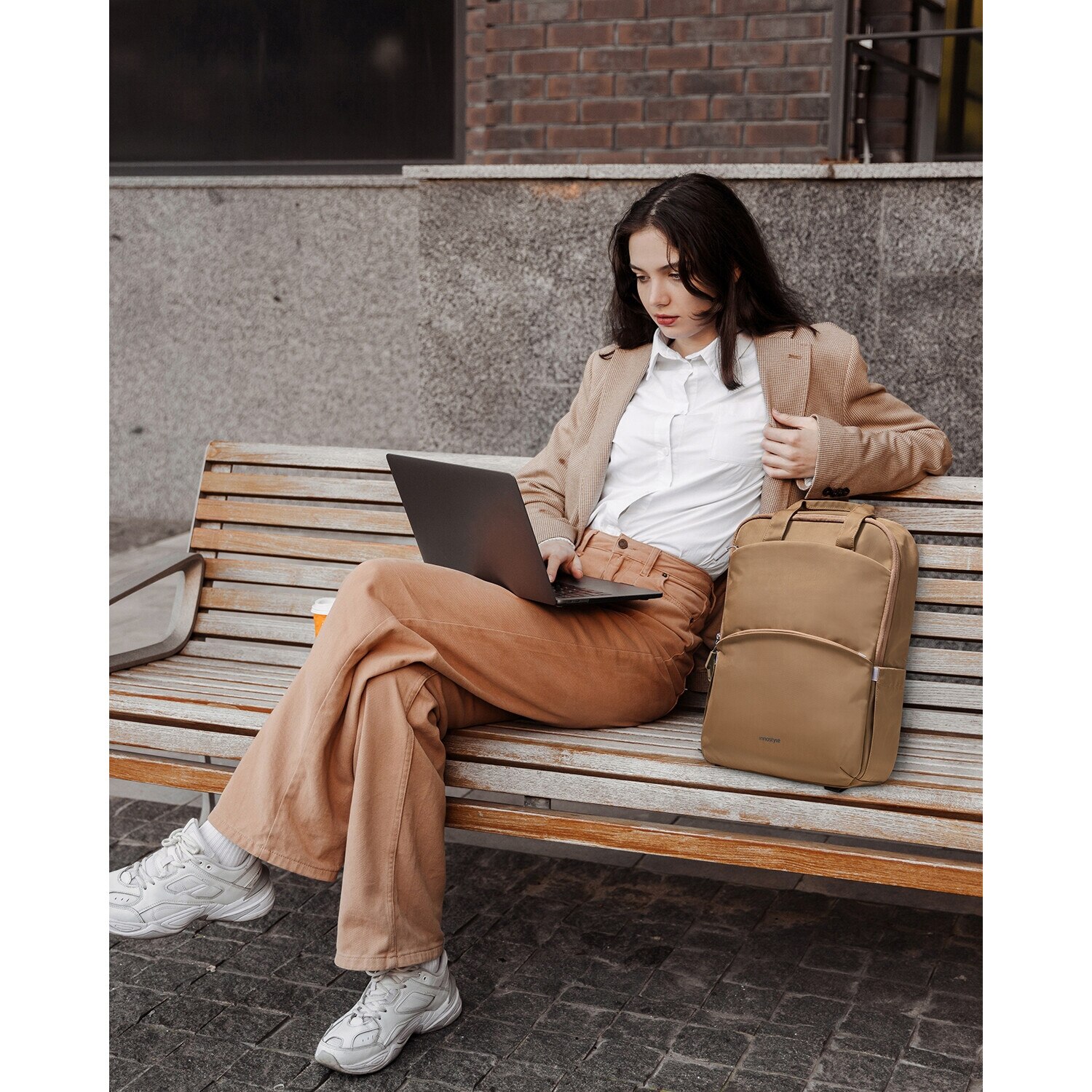 Rucsac laptop Innostyle® ColorLite, pana la 15,6", impermeabil, ultralight (644g), capacitate 14L, buzunare externe acces rapid, sistem ventilatie spate, material nailon rezistent, albastru