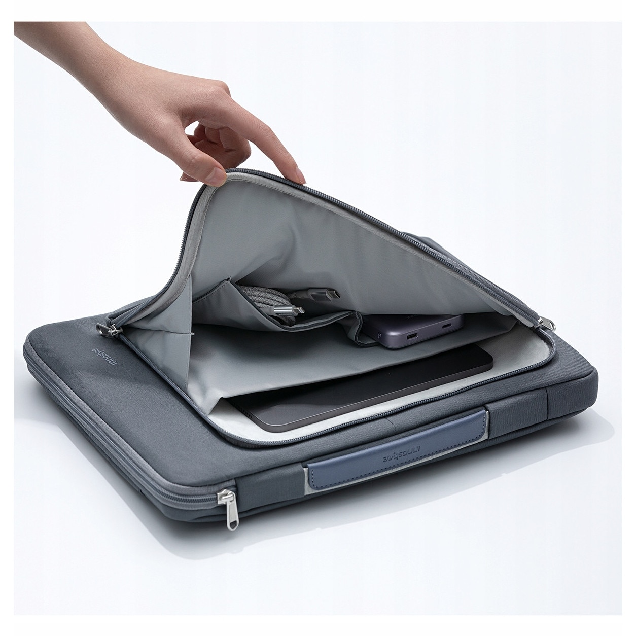 Geanta laptop Innostyle OmniProtect®, pentru laptopuri de pana la 13", impermeabila, colturi ranforsate, fermoare YKK, buzunar extern magnetic, compartiment captusit, gri