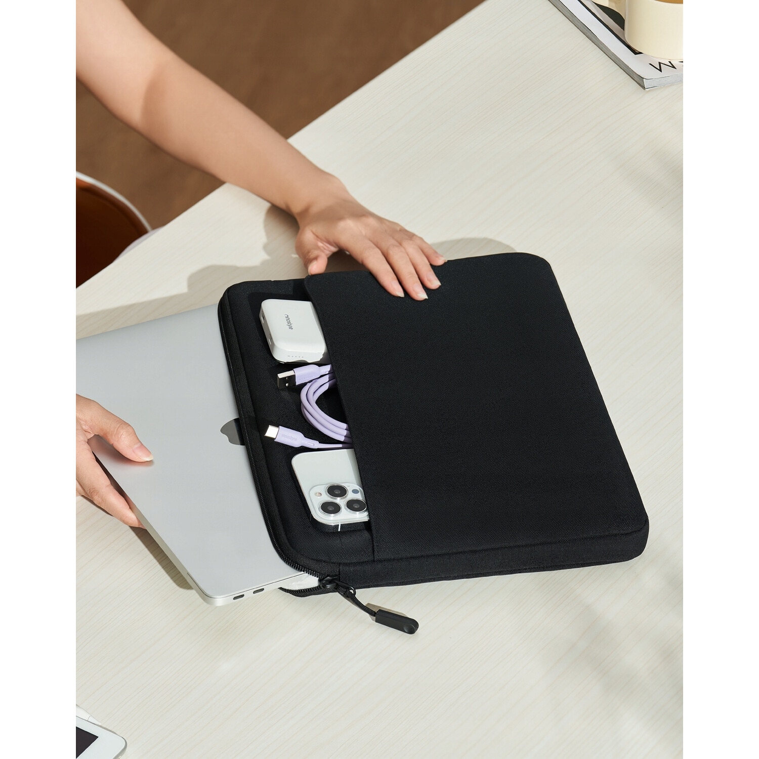Geanta laptop Innostyle OmniProtect® Slim, pentru laptopuri de pana la 13", impermeabila, colturi ranforsate ArmoredEdge, fermoare YKK, compartiment captusit, negru