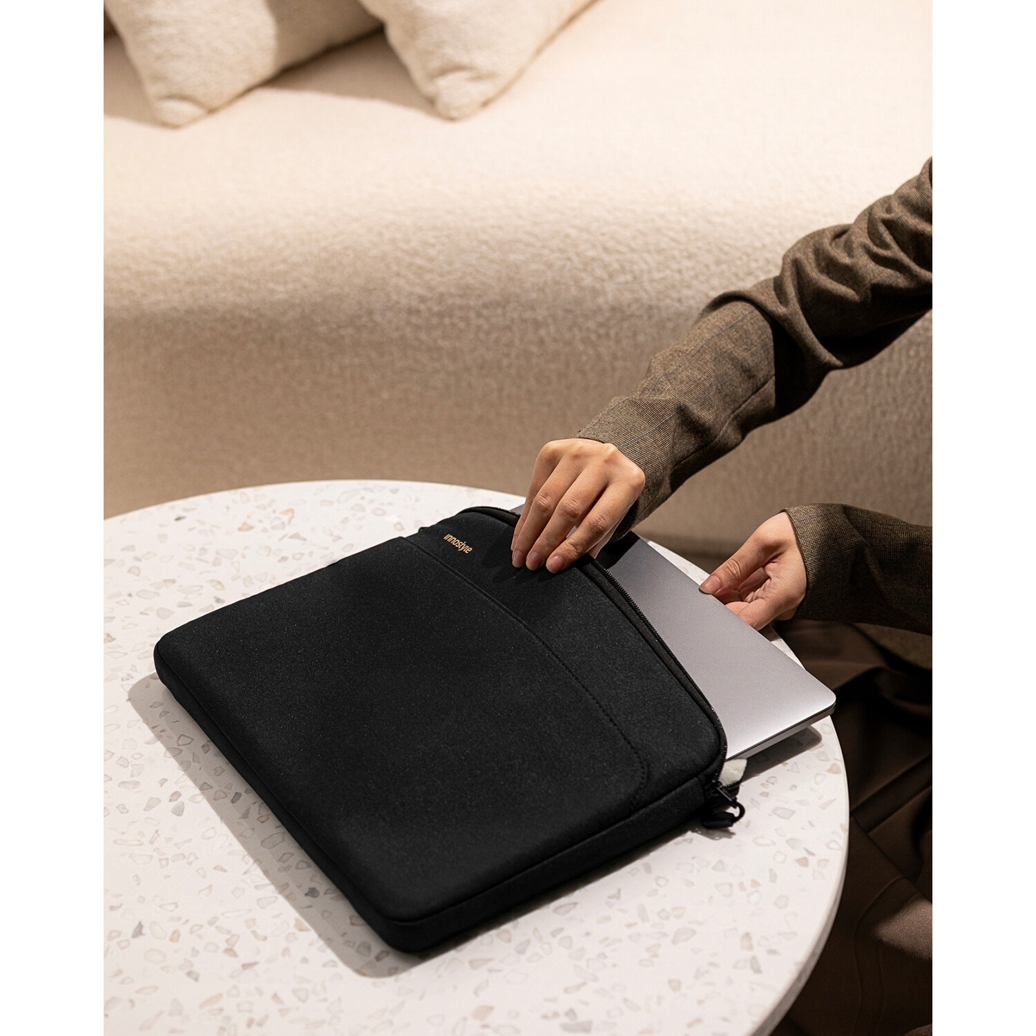 Geanta laptop Innostyle OmniProtect® Slim, pentru laptopuri de pana la 13", impermeabila, colturi ranforsate ArmoredEdge, fermoare YKK, compartiment captusit, negru