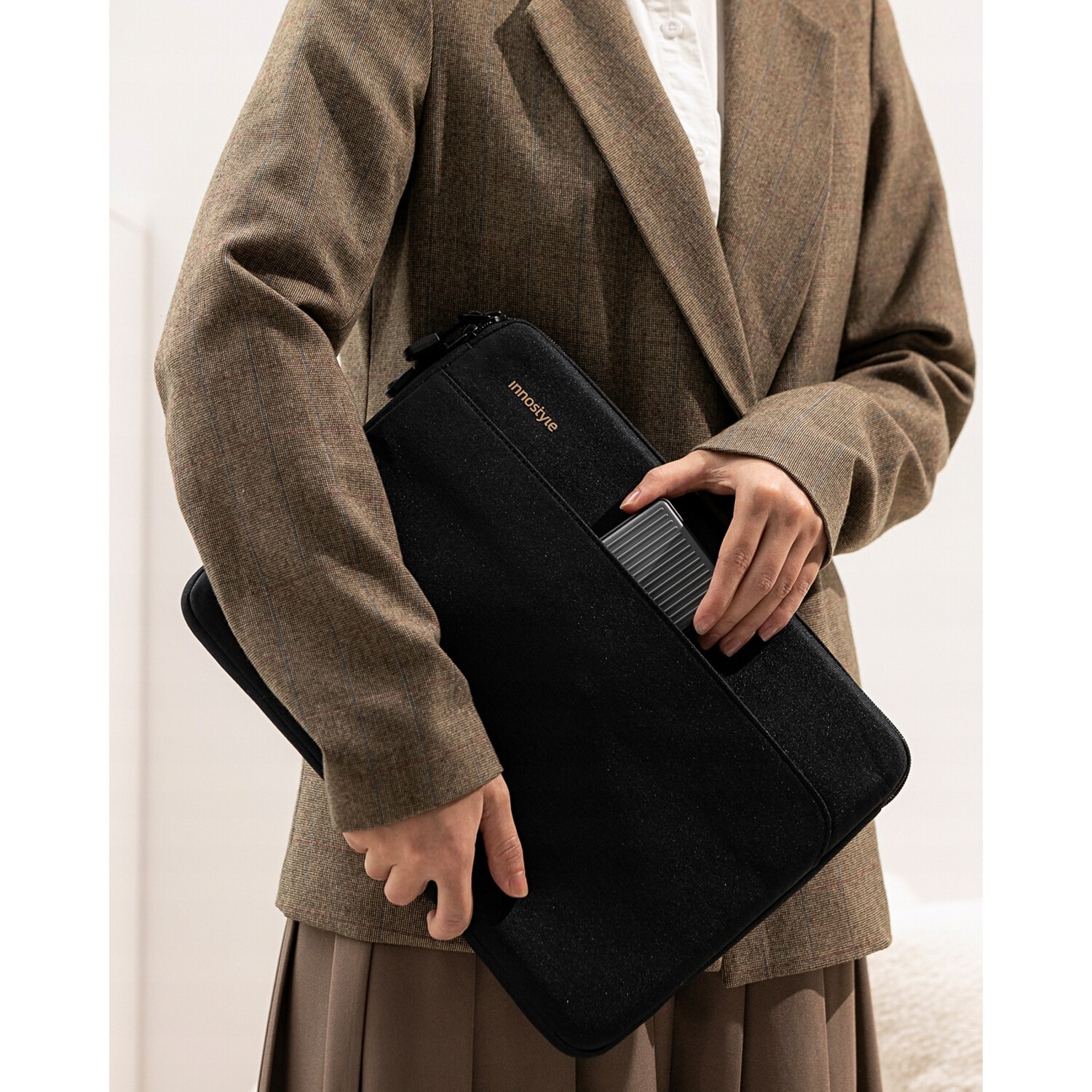 Geanta laptop Innostyle OmniProtect® Slim, pentru laptopuri de pana la 13", impermeabila, colturi ranforsate ArmoredEdge, fermoare YKK, compartiment captusit, negru
