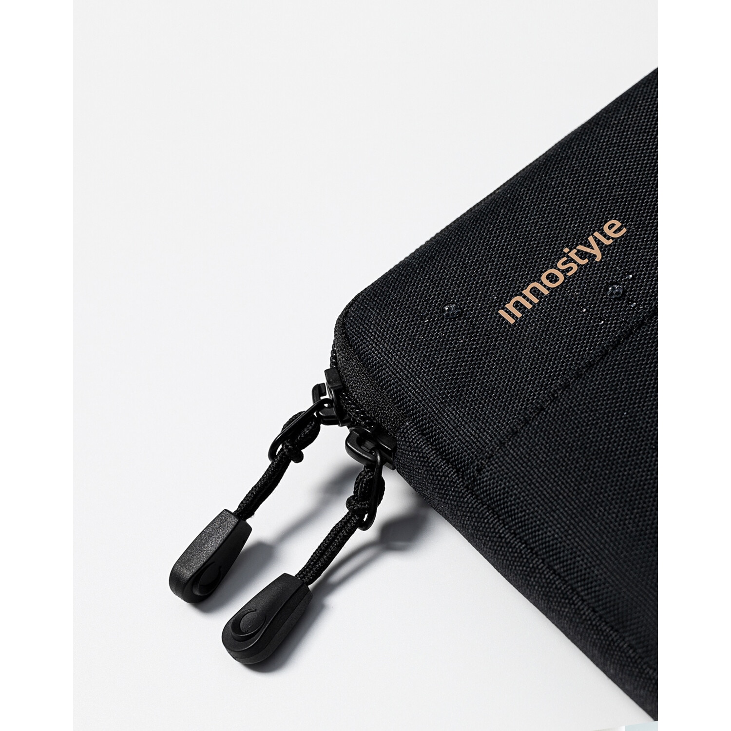 Geanta laptop Innostyle OmniProtect® Slim, pentru laptopuri de pana la 13", impermeabila, colturi ranforsate ArmoredEdge, fermoare YKK, compartiment captusit, negru