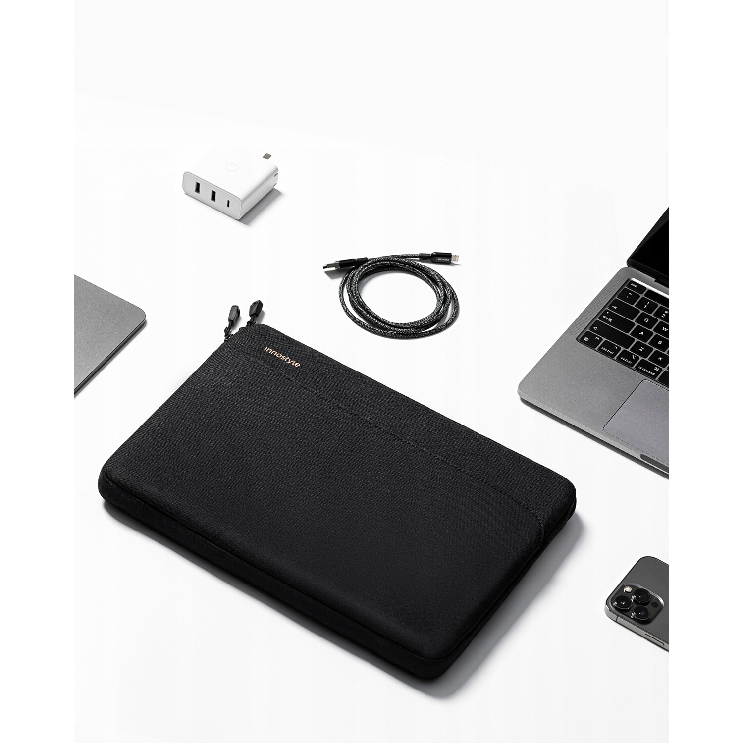Geanta laptop Innostyle OmniProtect® Slim, pentru laptopuri de pana la 13", impermeabila, colturi ranforsate ArmoredEdge, fermoare YKK, compartiment captusit, negru